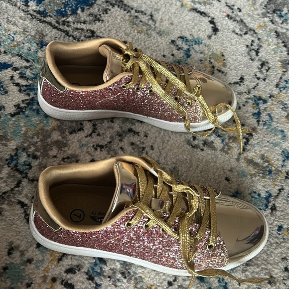 Free walk Foam fit. Comfortable fashion sneakers.  size 7 true to size - Picture 2 of 6